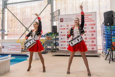 Спортклуб КПРФ провел массовые соревнование по плаванию на длинные дистанции в бассейне