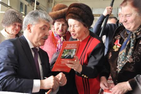 Состоялась встреча Павла Грудинина с рабочими Павлово-Посадской платочной мануфактуры