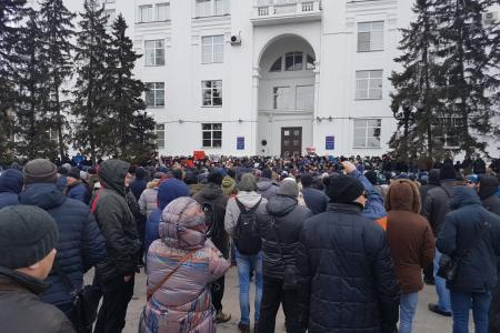 ИА REGNUM: Четыре тысячи митингующих в Кемерово требуют отставки Тулеева