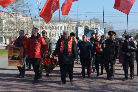 Коммунисты Севастополя пришли к Мемориалу защитникам города, чтобы почтить память И.В. Сталина