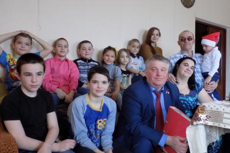 Марию Литвиненко, мать восемнадцати детей, поздравили с 8 Марта депутат Госдумы Сергей Гаврилов и депутат Воронежской облдумы Андрей Рогатнев