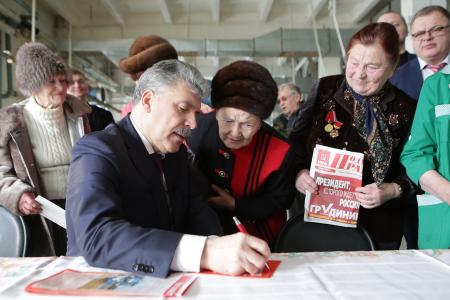 Состоялась встреча Павла Грудинина с рабочими Павлово-Посадской платочной мануфактуры