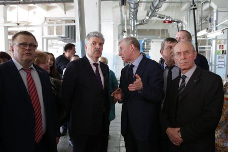 Состоялась встреча Павла Грудинина с рабочими Павлово-Посадской платочной мануфактуры
