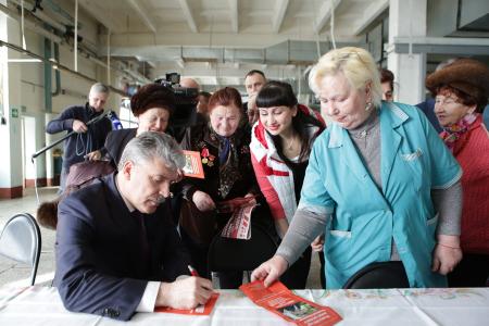 Состоялась встреча Павла Грудинина с рабочими Павлово-Посадской платочной мануфактуры