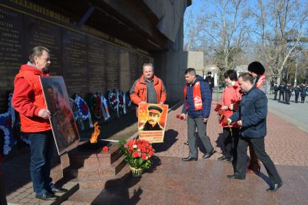 Коммунисты Севастополя пришли к Мемориалу защитникам города, чтобы почтить память И.В. Сталина
