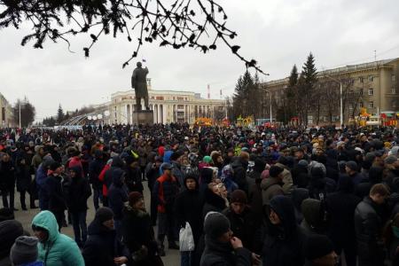 ИА REGNUM: Четыре тысячи митингующих в Кемерово требуют отставки Тулеева