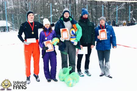 В Москве состоялся волейбольный турнир на снегу "Красная Зима" в честь 100-летия Ленинского Комсомола