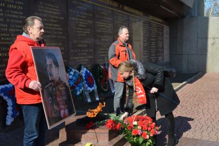 Коммунисты Севастополя пришли к Мемориалу защитникам города, чтобы почтить память И.В. Сталина