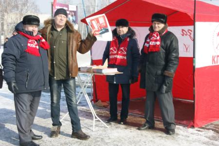 В Омске прошли «красные» пикеты под девизом «За честные выборы!»