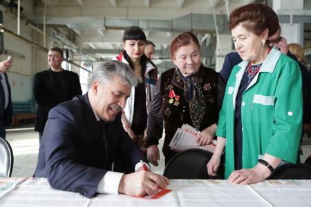Состоялась встреча Павла Грудинина с рабочими Павлово-Посадской платочной мануфактуры