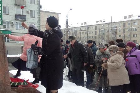 Активисты Кировского горкома КПРФ возложили цветы к памятнику Сергею Кирову в День его рождения
