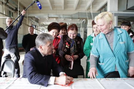 Состоялась встреча Павла Грудинина с рабочими Павлово-Посадской платочной мануфактуры