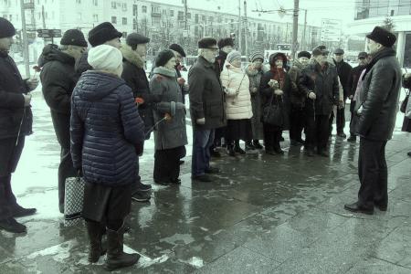 Активисты Кировского горкома КПРФ возложили цветы к памятнику Сергею Кирову в День его рождения