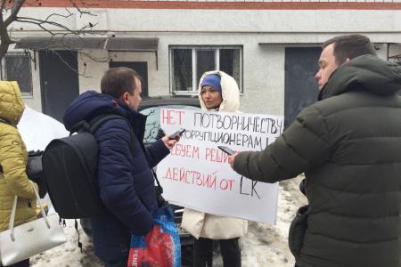 Комсомольцы вышли с пикетом к Следственному комитету по Белгородской области с требованием пресечь коррупцию в здравоохранении