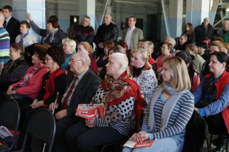 Состоялась встреча Павла Грудинина с рабочими Павлово-Посадской платочной мануфактуры