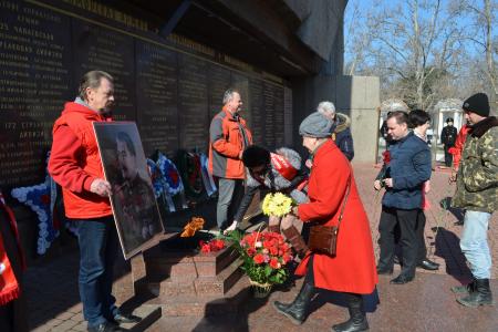 Коммунисты Севастополя пришли к Мемориалу защитникам города, чтобы почтить память И.В. Сталина