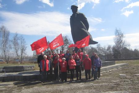 Московская область. Коммунисты Ленинского района провели субботник у монумента Шагающий Ленин