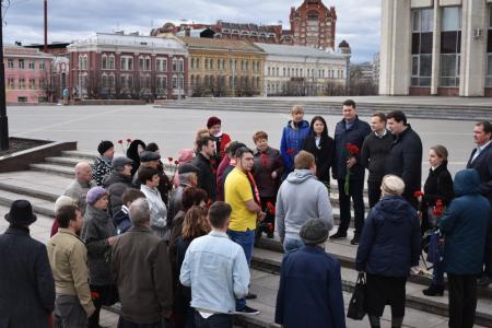 Тульские коммунисты возложили цветы к памятнику Ленину