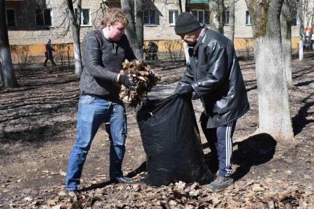 Тульская область. Щекинские коммунисты провели субботник в Сквере Космонавтов