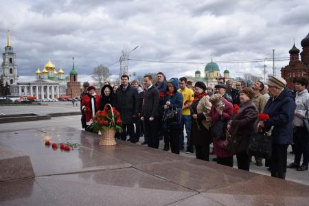 Тульские коммунисты возложили цветы к памятнику Ленину