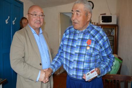 Первый секретарь Калмыцкого рескома КПРФ Николай Нуров поздравил ветеранов с днем рождения и майскими праздниками