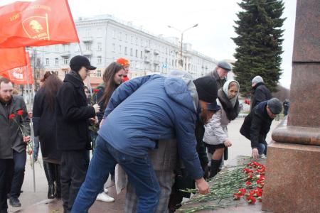 Ивановские коммунисты и представители левых объединений возложили цветы к памятнику В.И. Ленину