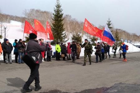 В честь Дня Победы камчатские коммунисты водрузили знамёна компартии на вершине горы Морозная