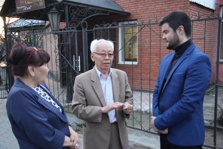 Кызылские коммунисты поздравили заслуженного юбиляра Тувы Долчун Лопсан-Шыыраповну с 85-летием