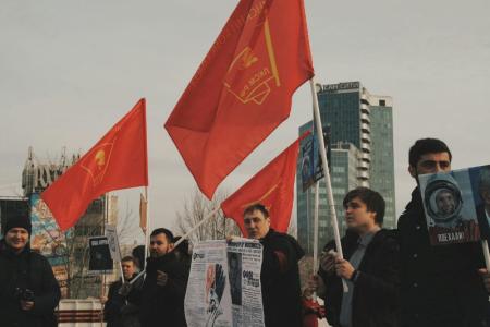 День космонавтики: Комсомольцы раздали новосибирцам кексы со звездами