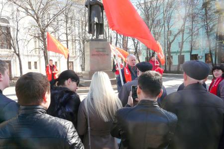 «Без советской власти – не было космоса!» Рязанские коммунисты возложили цветы к памятнику К.Э. Циолковскому