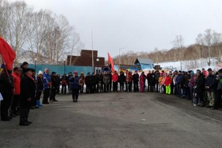 В честь Дня Победы камчатские коммунисты водрузили знамёна компартии на вершине горы Морозная