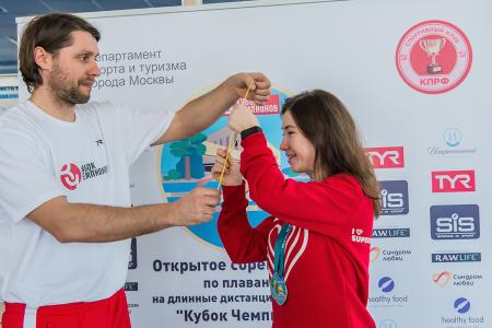 Спортклуб КПРФ провел соревнования по плаванию на длинные дистанции в бассейне