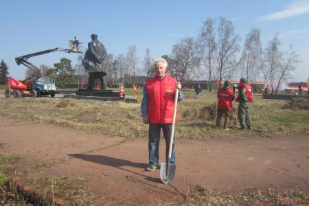 Московская область. Коммунисты Ленинского района провели субботник у монумента Шагающий Ленин