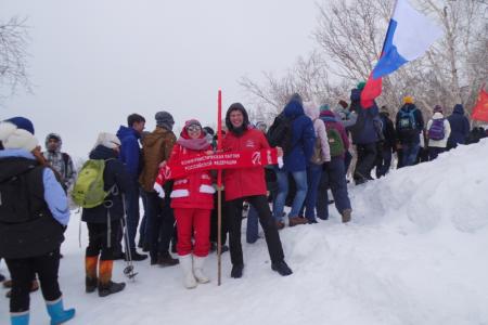 В честь Дня Победы камчатские коммунисты водрузили знамёна компартии на вершине горы Морозная
