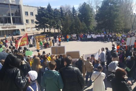 Уникальный митинг-спектакль провели в Ростове-на-Дону обманутые дольщики