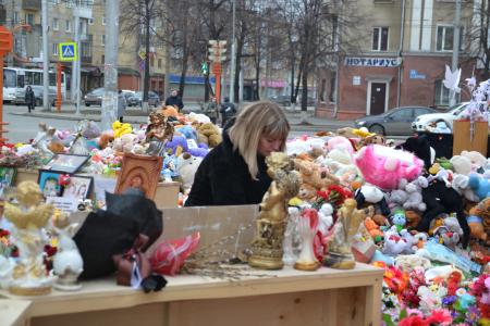 Делегаты и приглашённые XXV отчётно-выборной Конференции Кемеровского обкома КПРФ возложили цветы мемориалу погибших в «ТЦ Зимняя Вишня»