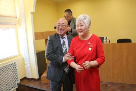 Первый секретарь Калмыкского рескома КПРФ Николай Нуров вручил медали ЦК КПРФ ветеранам-чекистам