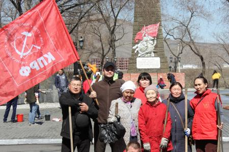 Тувинские коммунисты и комсомольцы провели субботник в Кызыле