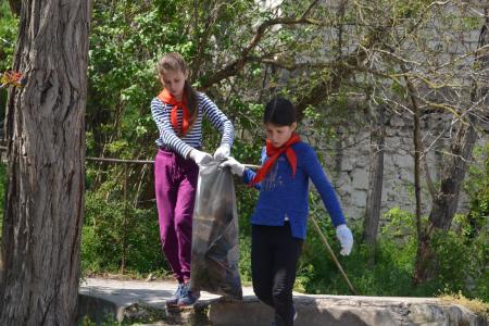 Севастопольские комсомольцы и пионеры привели в порядок памятник В.И. Ленину