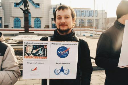 День космонавтики: Комсомольцы раздали новосибирцам кексы со звездами