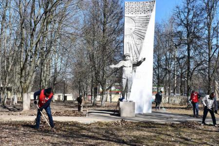 Тульская область. Щекинские коммунисты провели субботник в Сквере Космонавтов