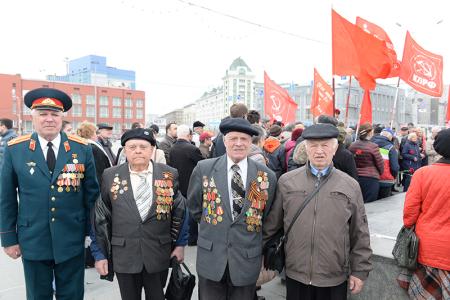 Новосибирский Обком КПРФ провел торжественное возложение цветов к памятнику Ленина
