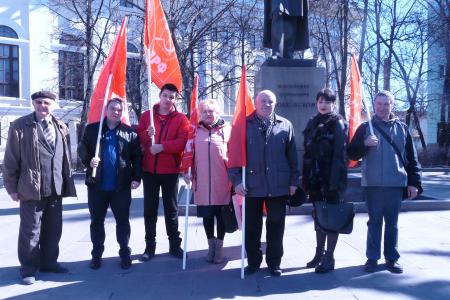 «Без советской власти – не было космоса!» Рязанские коммунисты возложили цветы к памятнику К.Э. Циолковскому