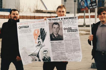 День космонавтики: Комсомольцы раздали новосибирцам кексы со звездами