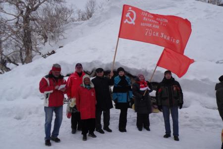 В честь Дня Победы камчатские коммунисты водрузили знамёна компартии на вершине горы Морозная
