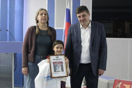 Тюменская область. При поддержке КПРФ проводилась выставка детского рисунка «Наша Армия всех сильней»