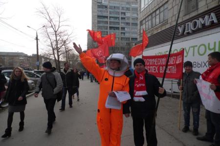 Премские коммунисты провели торжественный пикет в честь Дня космонавтики