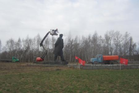 Московская область. Коммунисты Ленинского района провели субботник у монумента Шагающий Ленин
