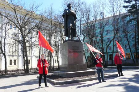 «Без советской власти – не было космоса!» Рязанские коммунисты возложили цветы к памятнику К.Э. Циолковскому