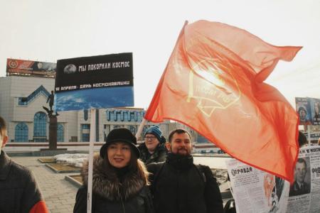 День космонавтики: Комсомольцы раздали новосибирцам кексы со звездами